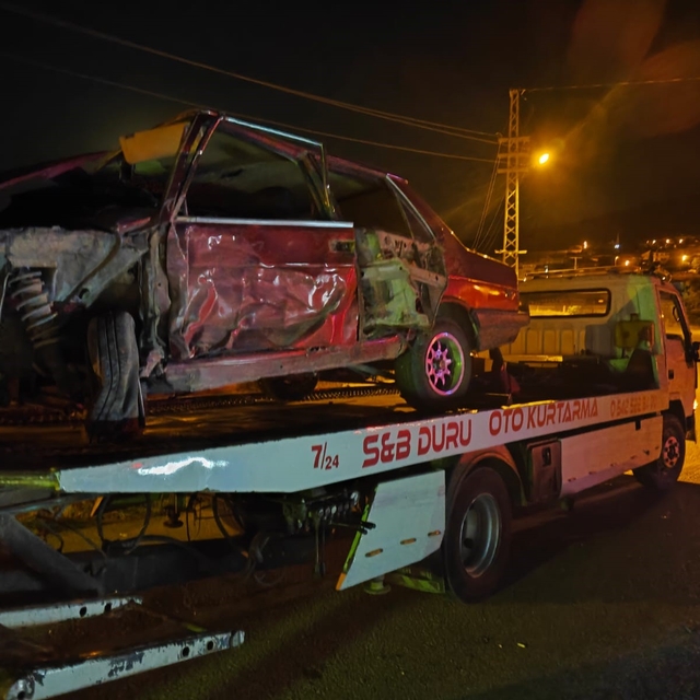 Isparta'da tırla çarpışan Fiat Tofaş araç hurdaya döndü: 2 yaralı