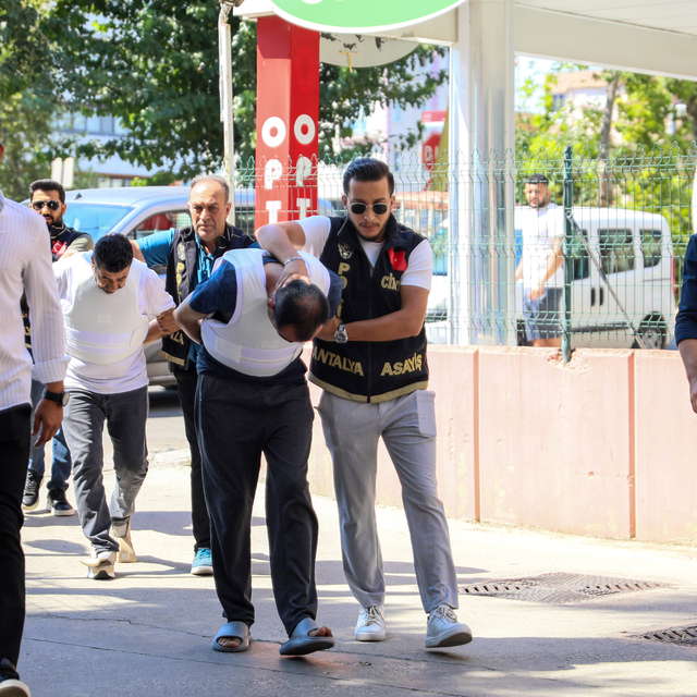 Cinayet öncesi tanınmamak için peruk takmış