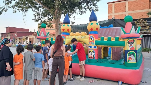Sarıgöl'de çocukların yüzü şenlikle güldü