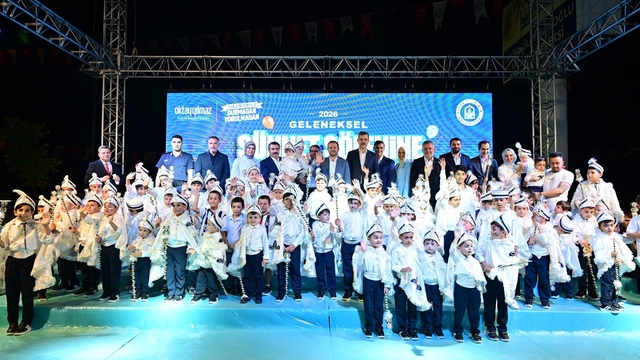 Yıldırım Belediyesi'nden 700 çocuk için sünnet şöleni
Sünnet olan çocuklar klasik araçlarla şehir turu attı