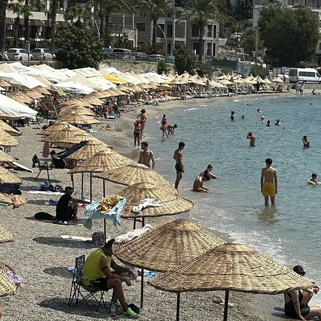 Bodrum'da hava sıcaklığı 40 dereceyi aştı, sahiller doldu
