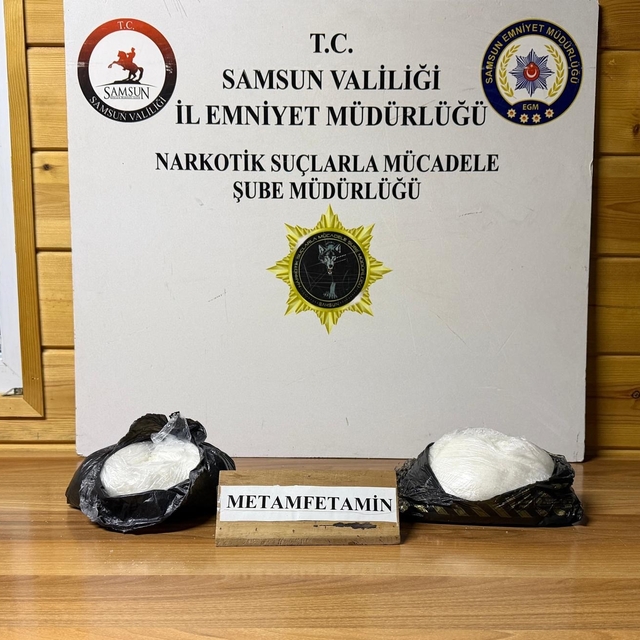 Narkotik köpeği Şila valizdeki 1 kilo 900 gram metamfetamini buldu