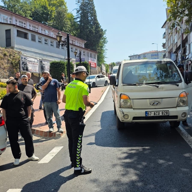 Ereğli'de yolun karşısına geçmek isteyen yayaya araç çarptı: 1 yaralı