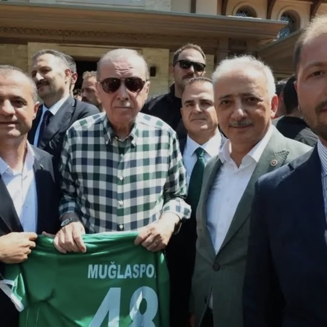 Cumhurbaşkanı Erdoğan'a Muğlaspor forması takdim edildi