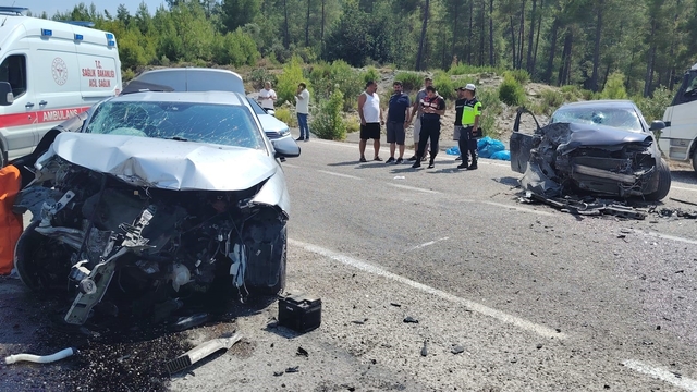 Antalya'da otomobiller çarpıştı: 1 ölü, 3 yaralı