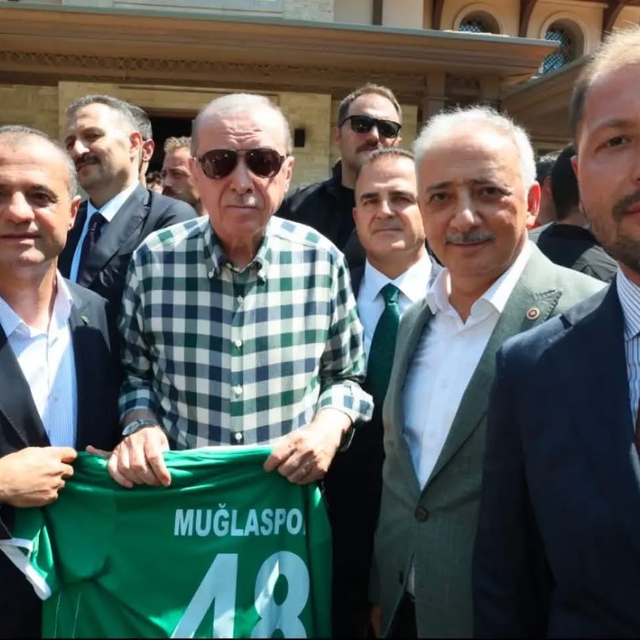 Cumhurbaşkanı Erdoğan'a 48 numaralı Muğlaspor forması takdim edildi