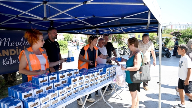 Kuşadası'nda Mevlit Kandili'nde vatandaşlara kandil simidi ikramı
