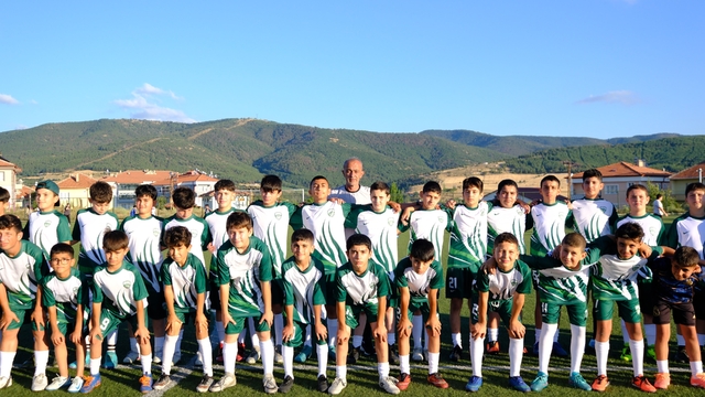 Akdağmadeni'nde Yaz Futbol Okulu'na katılan 60 gence malzeme desteği