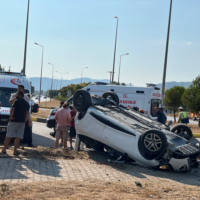 Seydikemer'de tır ile otomobil çarpıştı: 4 yaralı