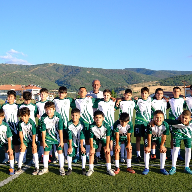 Akdağmadeni'nde Yaz Futbol Okulu'na katılan 60 gence malzeme desteği
