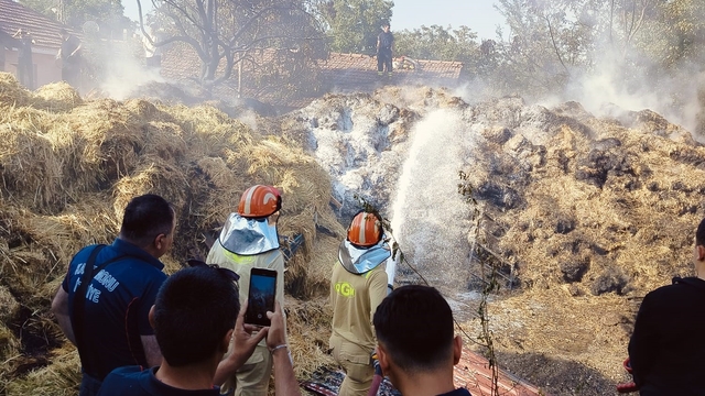 Kastamonu'da çıkan yangında bin 500 saman balyası küle döndü