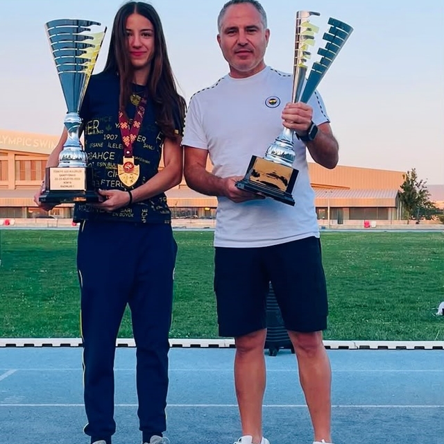 Genç atlet Zülal Gültepe'den Türk atletizm tarihine geçen derece