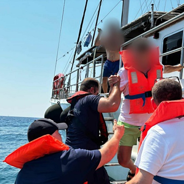 Karaya oturan gezi teknesindeki 11 kişi Sahil Güvenlik tarafından kurtarıld...