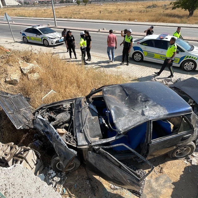 Takla atan otomobil hurdaya döndü: 1 yaralı