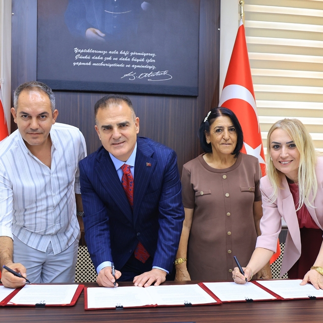 Düğerek Mahallesine hayırsever aileden Aile Sağlığı Merkezi ve 112 İstasyon...