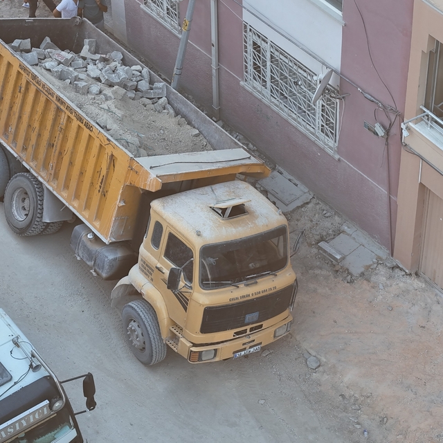 Eskişehir'de yol çöktü, belediyeye ait kamyon çukura düştü
Devrilen elektri...