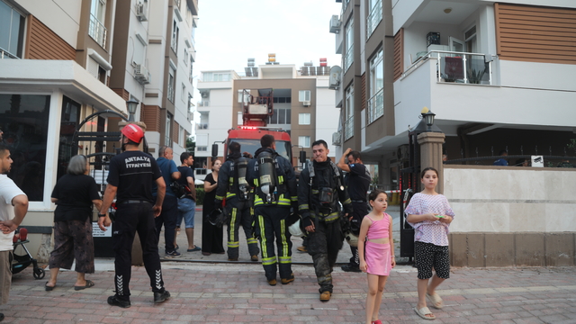 Klimadan çıkan yangında daire kullanılamaz hale geldi