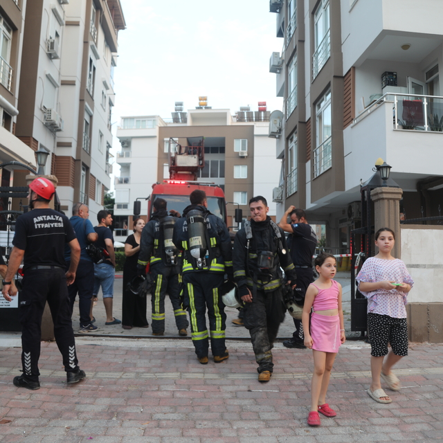 Klimadan çıkan yangında daire kullanılamaz hale geldi