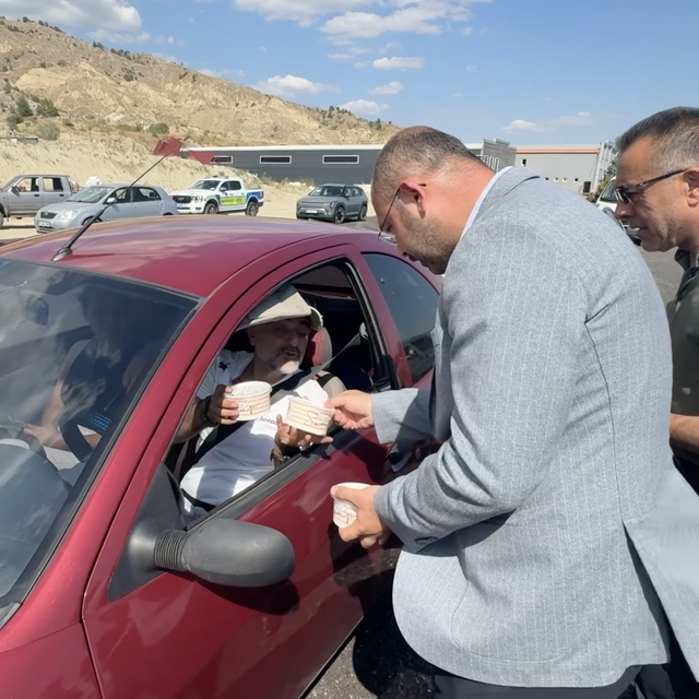 Yolculuk yapan vatandaşlara coğrafi işaretli pirinçten yapılan pilav ikram...