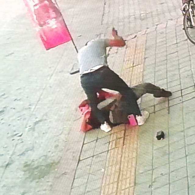 Kütahya'da eski eşinin sokakta bıçakladığı kadın ağır yaralandı; olay anı k...