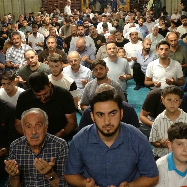 Erzurum'da Mevlid Kandili'nde camiler doldu taştı
