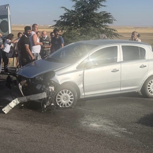 Lastiği patlayan araç bariyerlere girdi: 1'i çocuk 3 yaralı