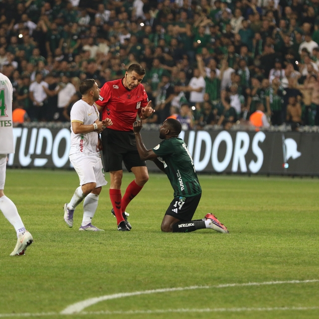 Trendyol Süper Lig: Kocaelispor: 1 - Amed Sportif Faaliyetler: 0 (İlk yarı)