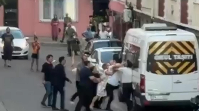 Komşuların keserli, yumruklu kavgası kamerada