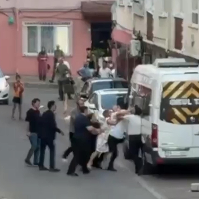 Komşuların keserli, yumruklu kavgası kamerada