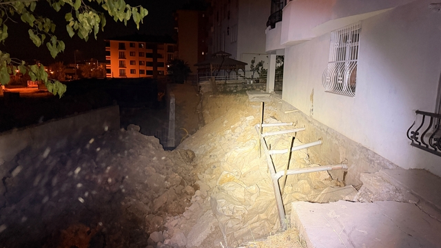 Tunceli'de temel kazısı sırasında toprak kaydı, 5 katlı bina tahliye edildi