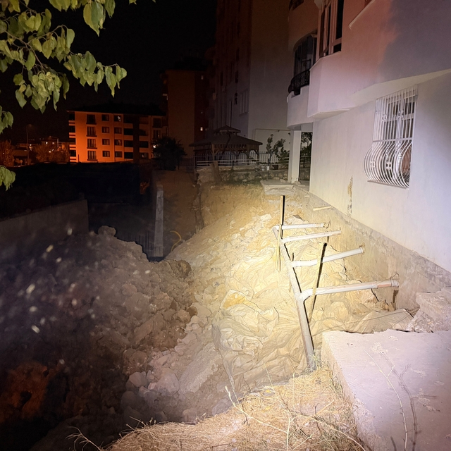 Tunceli'de temel kazısı sırasında toprak kaydı, 5 katlı bina tahliye edildi