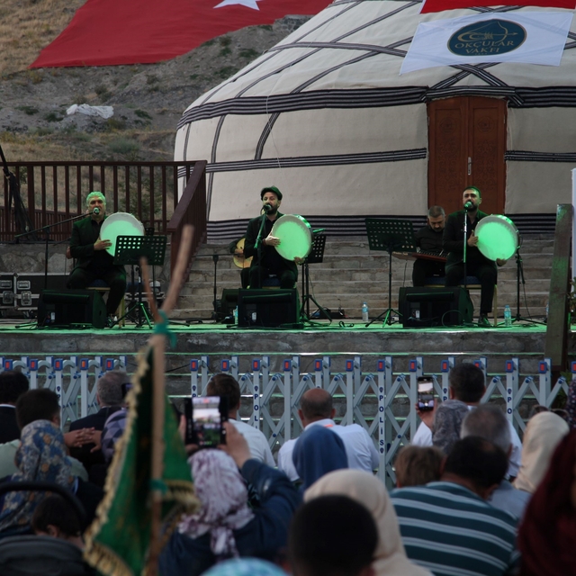 Ahlat'ta Mevlid Kandili'nde Grup Dergah ilahi konseri ilgi gördü