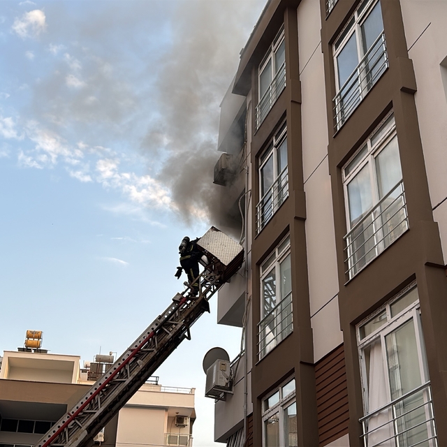 Apartman dairesi yangında kullanılamaz hale geldi
