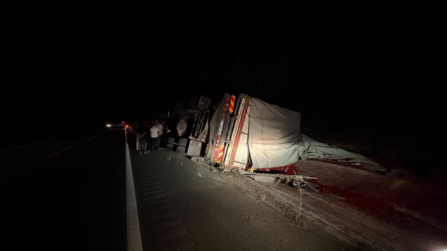 Kastamonu'da devrilen kamyonun sürücüsü yara almadan kurtuldu
