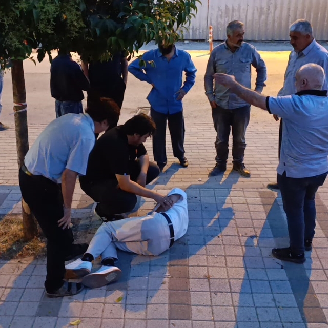 Hastane yakınındaki kazada yaralanan sürücüye, doktor duvardan atlayarak mü...