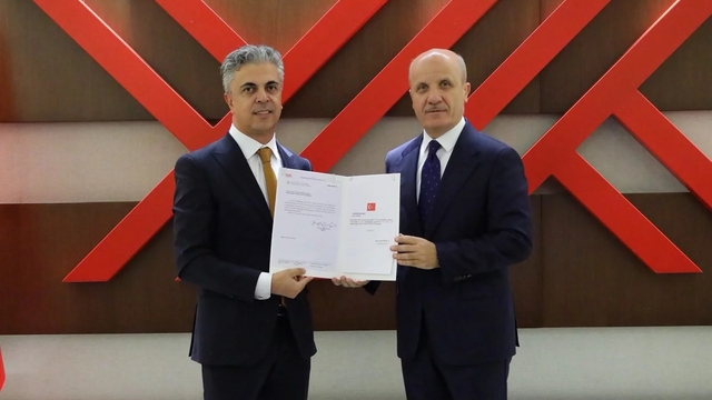 Rektör Kuyrukluyıldız mazbatasını YÖK Başkanı Özvar'dan aldı