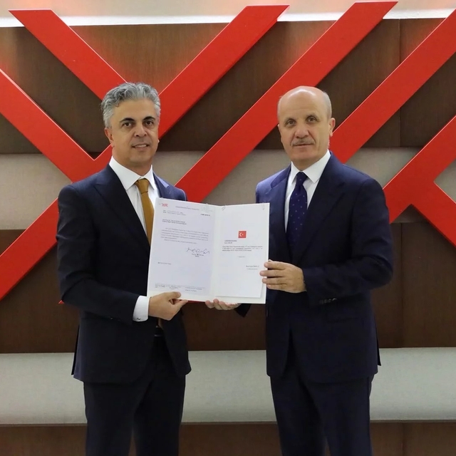 Rektör Kuyrukluyıldız mazbatasını YÖK Başkanı Özvar'dan aldı