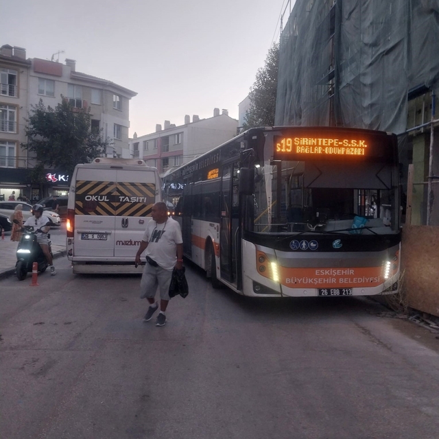 Hatalı park edilen servis aracı trafiğin tıkanmasına sebep oldu