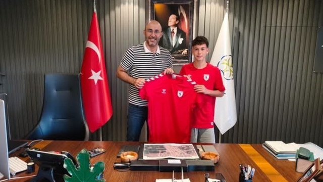 Samsunspor'un genç oyuncusu Kuzey'den Başkan Zencirci'ye forma jesti