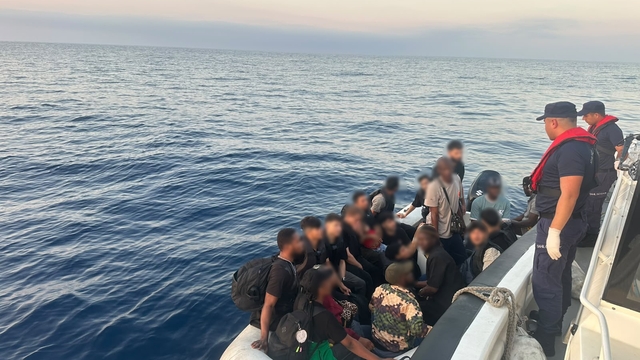 İzmir açıklarında 44 düzensiz göçmen yakalandı