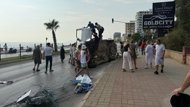 Bisiklete çarpmamak için manevra yapan araç yan yattı: 2 yaralı