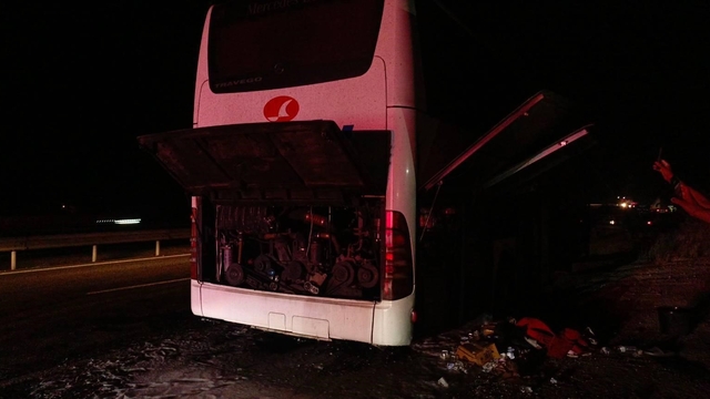 Bilecik'te seyir halindeki yolcu otobüsü alevlere teslim oldu: 1 yaralı