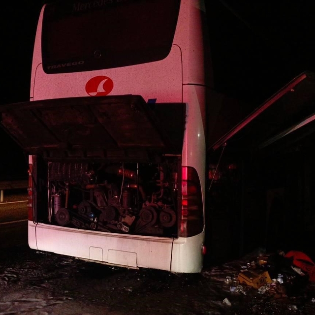 Bilecik'te seyir halindeki yolcu otobüsü alevlere teslim oldu: 1 yaralı