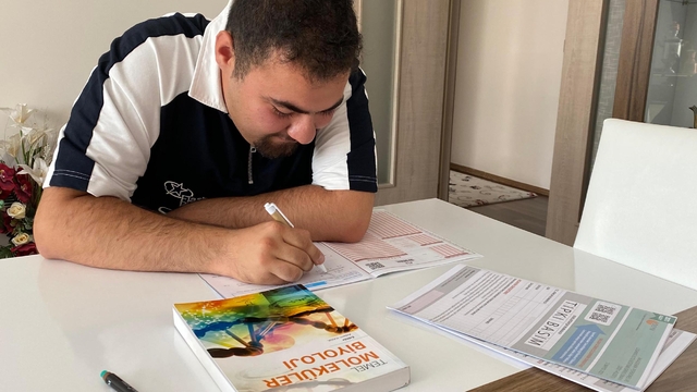 Otizmli Deniz Zekai, evde çalışarak moleküler biyoloji ve genetik bölümünü kazandı