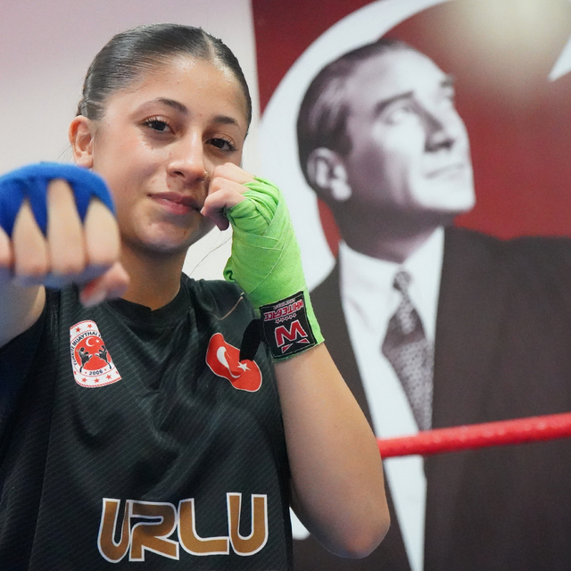 Hem çalışıp hem antrenman yapan muay thai sporcusu Ecrin, dünya şampiyonası...