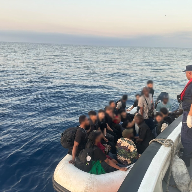 İzmir açıklarında 44 düzensiz göçmen yakalandı