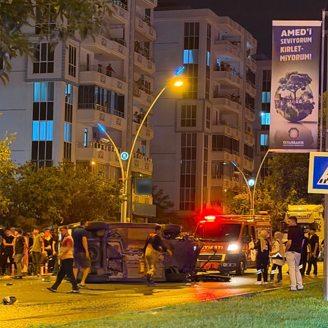 Diyarbakır'da otomobiller çarpıştı: 3 yaralı