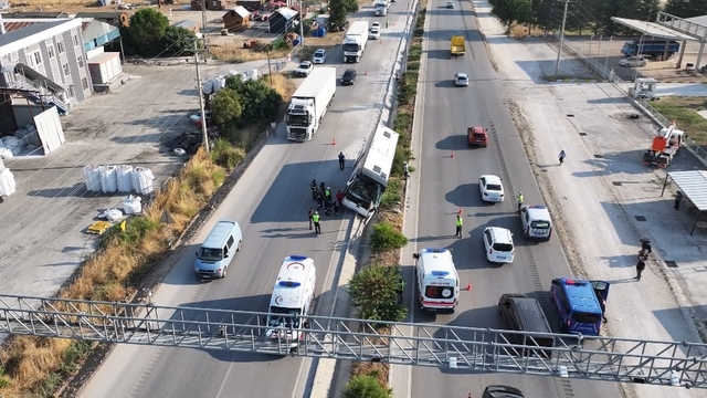 Burdur'da tur otobüsü devrildi, 34 kişi yara almadan kurtuldu
Ukraynalı turistleri taşıyan tur otobüsü dron ile görüntülendi