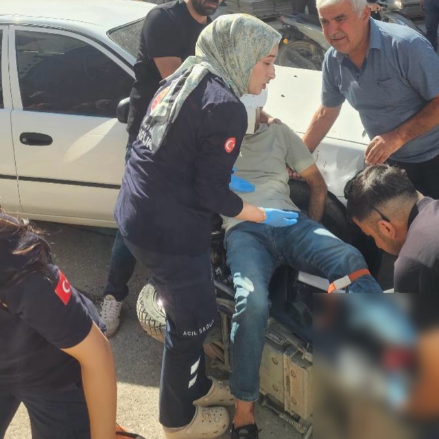 Elektrikli bisiklet ile otomobil çarpıştı: 1 yaralı