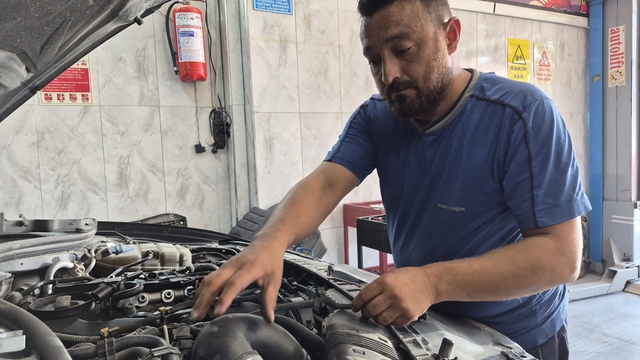 Sanayiye giden araçların büyük bölümü artık otomatik vitesli Manuel araçlar azalıyor, otomatik vites yaygınlaşıyor Araç tamircisi Osman San: "Kullanım kolaylığı açısından artık otomatik vites tercih ediliyor"